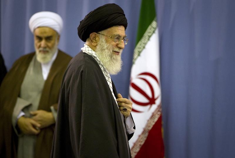 O ayatollah Ali Khamenei disse esta quarta-feira que "não confia" nos três países europeus signatários do acordo nuclear
