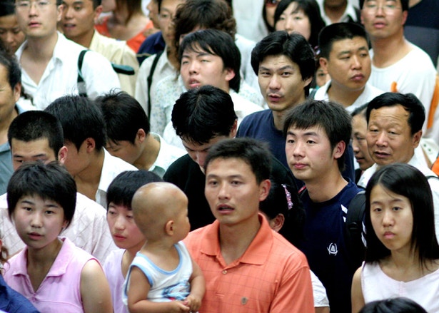  1&ordm; A China tem 1.336.718.015 pessoas. As pol&iacute;ticas de controlo da natalidade t&ecirc;m alterado significativamente a din&acirc;mica demogr&aacute;fica, colocando o pa&iacute;s em risco de diminuir drasticamente o n&uacute;mero de trabalhadores em rela&ccedil;&atilde;o aos aposentados. 