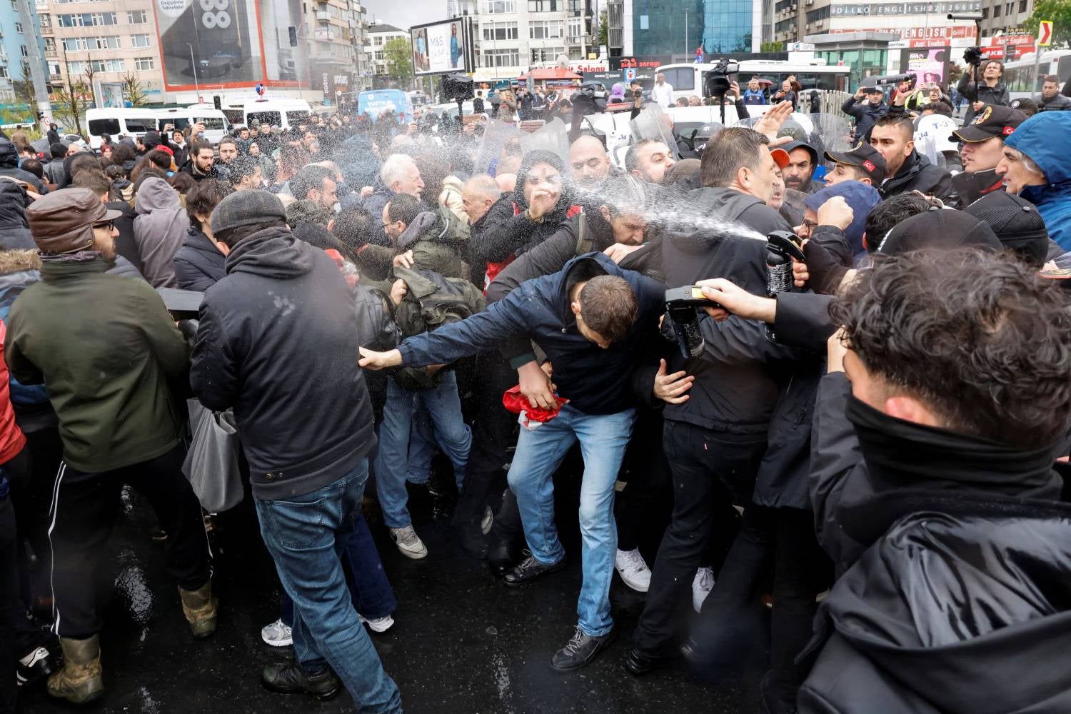 Perto de 400 manifestantes detidos em Istambul nas celebrações do 1.º de Maio