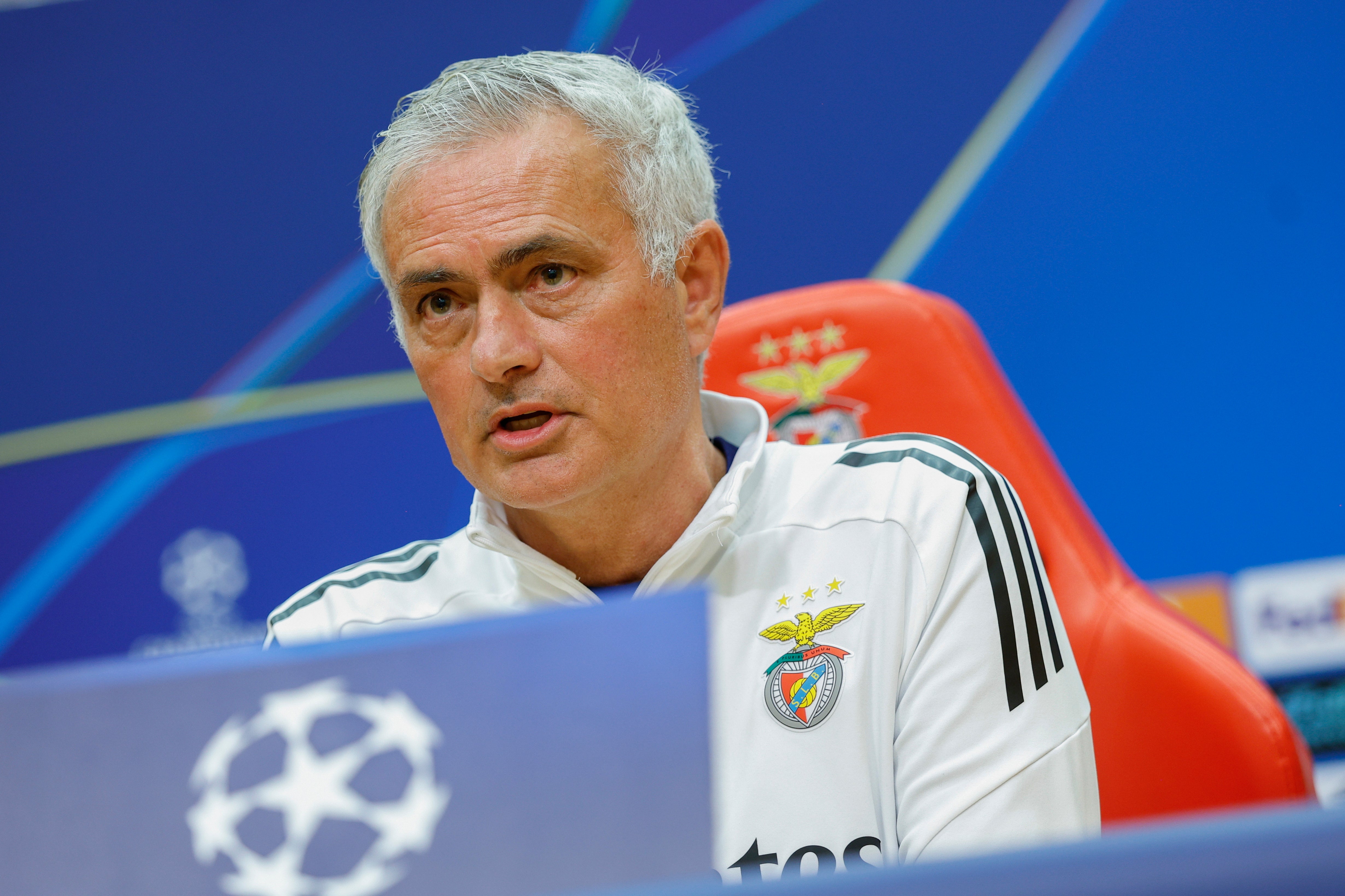 Mourinho quer "ro�ar a perfei��o" e confia no plantel completo para eliminar favorito europeu