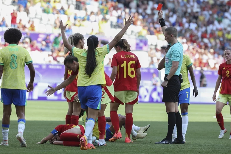 Marta termina a carreira com uma expulsão
