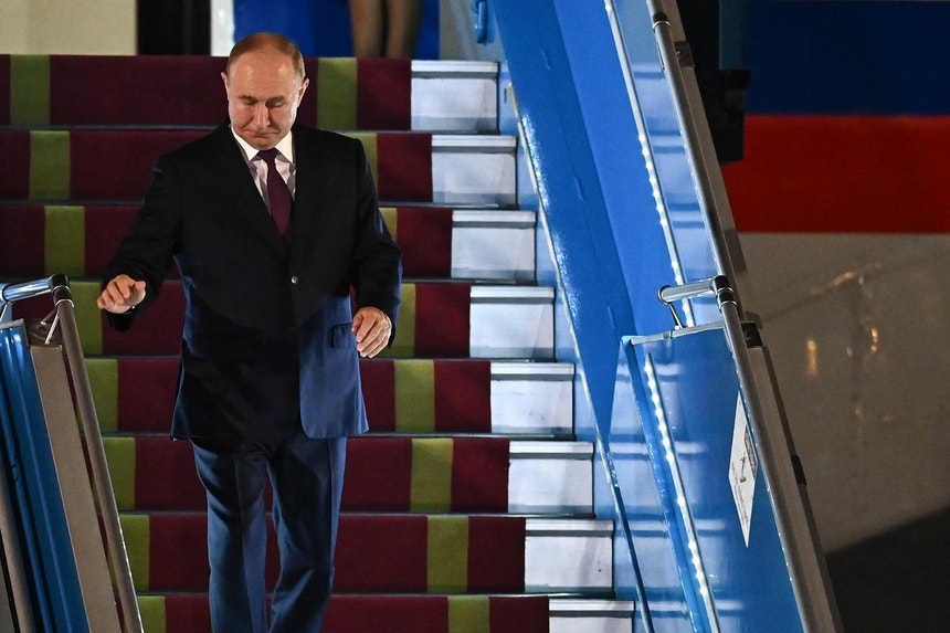 Vladimir Putin a chegar ao aeroporto de Hanoi
