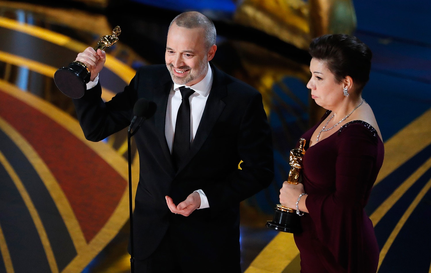  John Warhurst e Nina Hartstone /Mike Blake - Reuters 