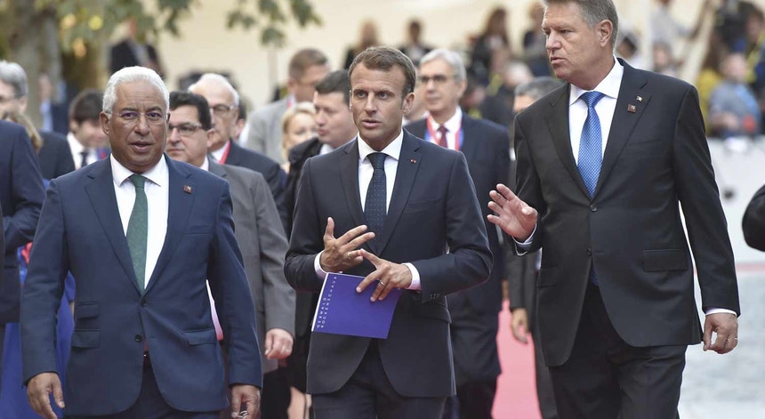 O primeiro-ministro de Portugal, António Costa, o Presidente de França, Emmanuel Macron, e o Presidente da Roménia, Klaus Werner Iohannis, à chegada para o segundo dia da Cimeira Europeia em Salzburg, Austria.
