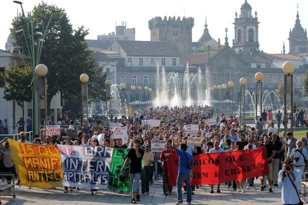  O "Movimento dos Indignados" fez-se ouvir tamb&eacute;m em Braga (fotografia: Hugo Delgado, Lusa) 