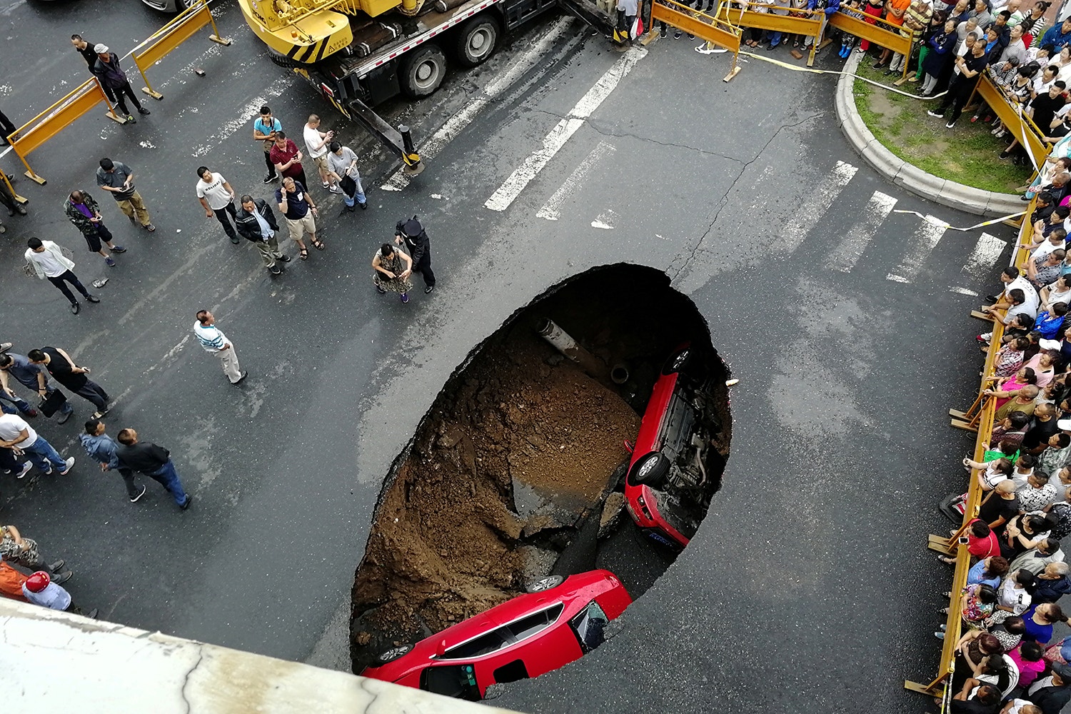  Estrada na China colapsou e engoliu dois carros /China Stringer Network - Reuters 