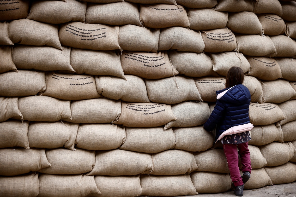  Roma. Uma parede de sacolas de juta, com cita&ccedil;&otilde;es sobre a paz impressas, como parte de uma instala&ccedil;&atilde;o do artista italiano Gianfranco Meggiato intitulada "O Encontro, o S&iacute;mbolo da Paz" | Yara Nardi - Reuters  