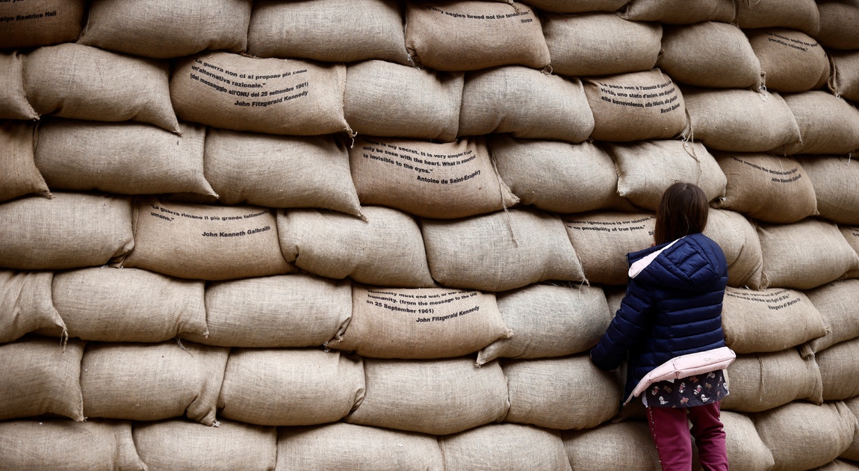  Roma. Uma parede de sacolas de juta, com cita&ccedil;&otilde;es sobre a paz impressas, como parte de uma instala&ccedil;&atilde;o do artista italiano Gianfranco Meggiato intitulada &quot;O Encontro, o S&iacute;mbolo da Paz&quot; | Yara Nardi - Reuters  