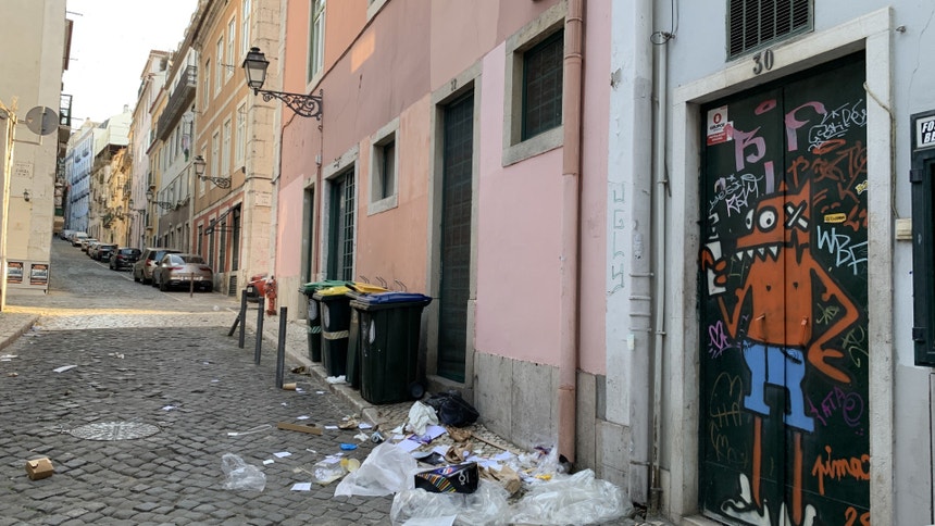 Imagem de Lixo de contentores espalhado nas ruas por quem procura embalagens para reembolso