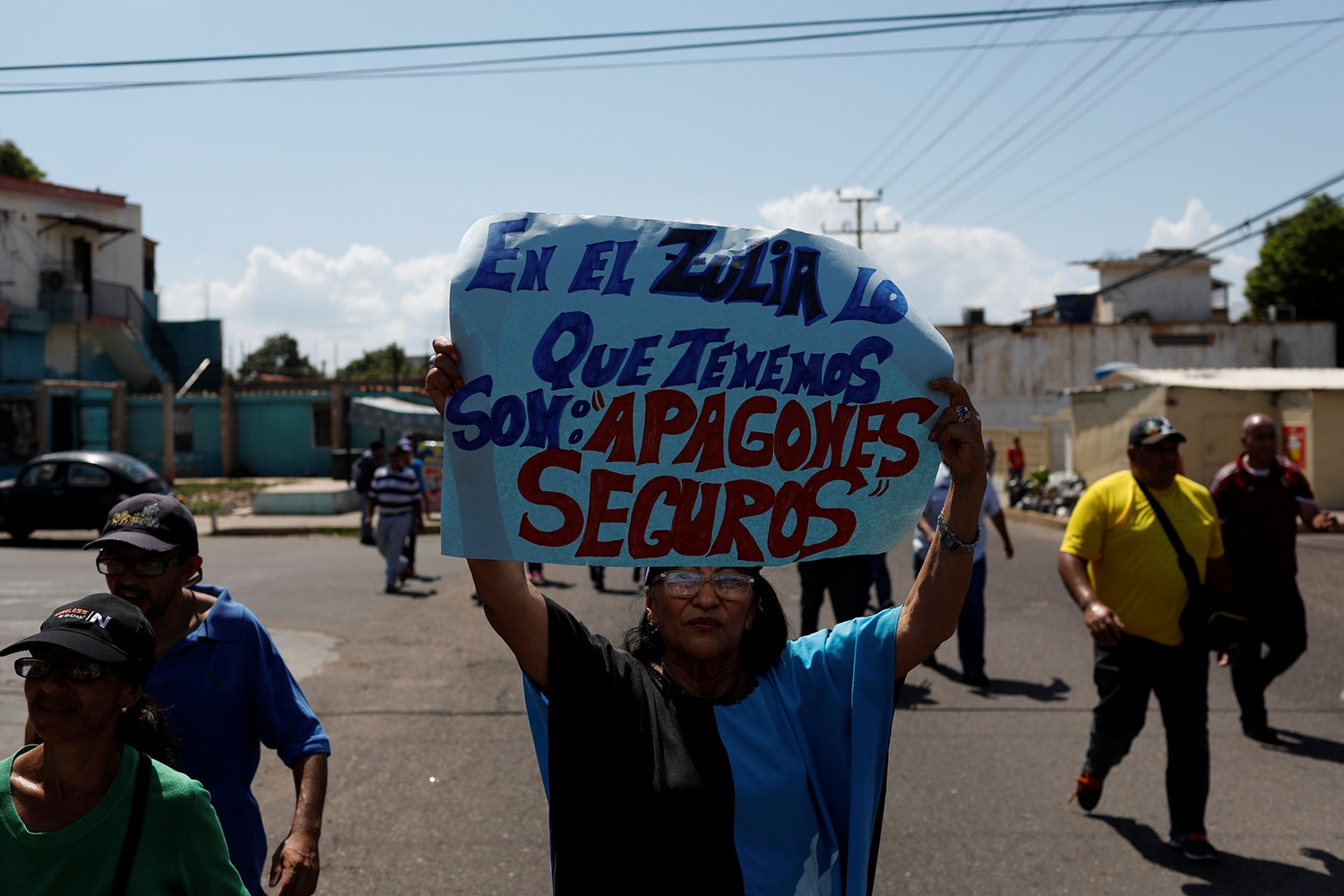  Durante um protesto contra os constantes apag&otilde;es e escassez de &aacute;gua.&quot;Em Zulia o que temos s&atilde;o apag&otilde;es garantidos&quot; /Foto: Marco Bello - Reuters 