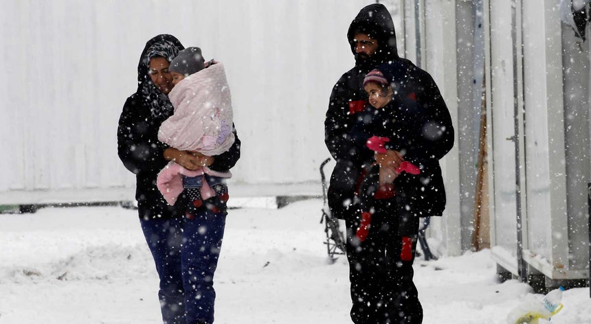 "Que Europa é esta que deixa morrer pessoas de frio?", questiona o diretor executivo da secção portuguesa da Amnistia Internacional
