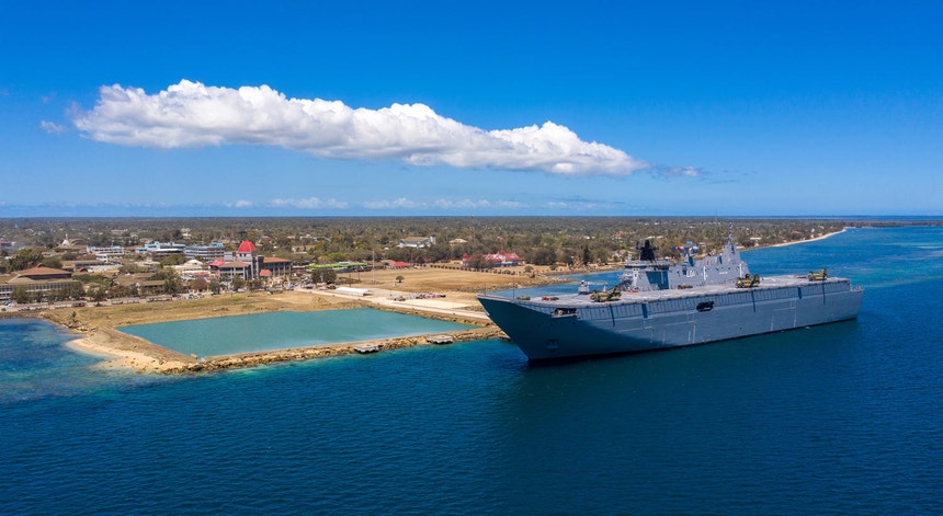 Dezenas de tripulantes do navio australiano HMAS Adelaide estão infetados com covid-19
