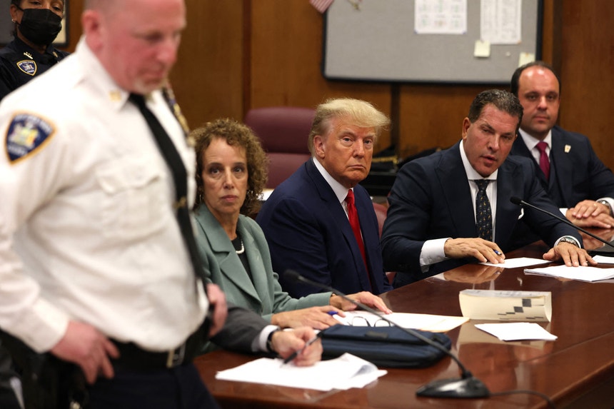 Uma imagem para a história. Donald Trump na sala de audiências do tribunal de Manhattan, Nova Iorque. Pela primeira vez um ex-presidente dos Estados Unidos foi presente a juiz
