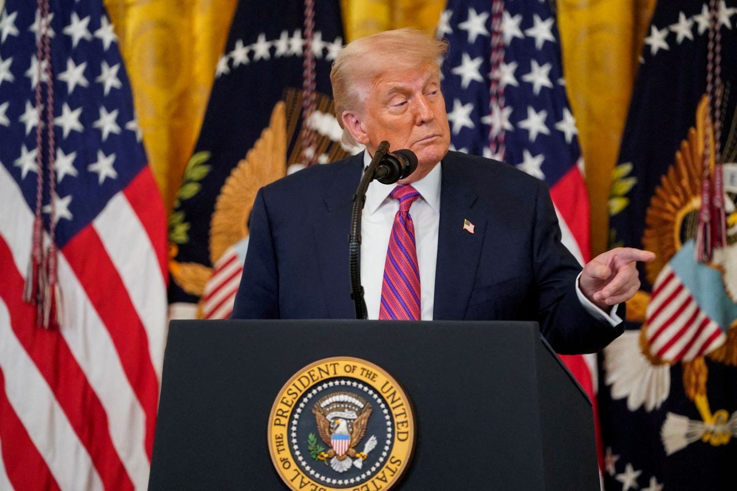 Trump sugere que Putin pode estar a "ajudar um pouco" o Irão