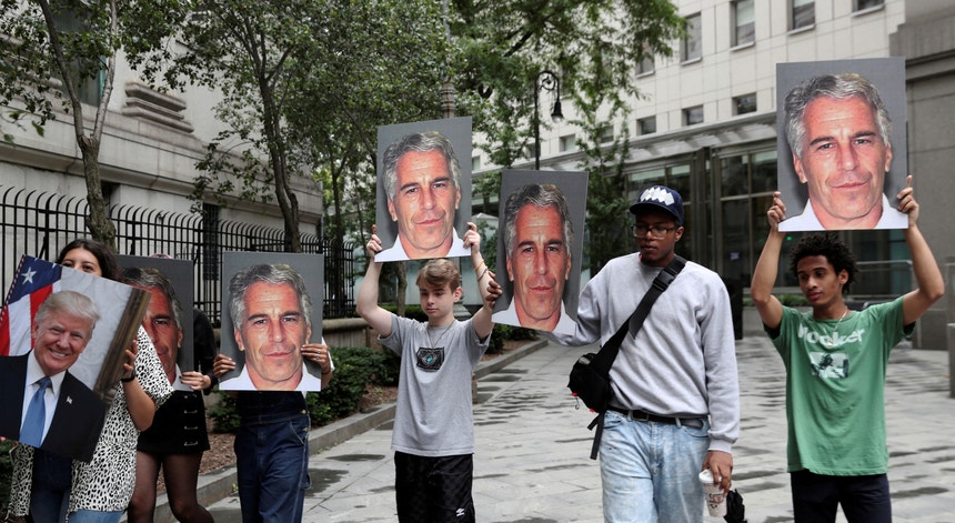Protesto contra Jeffrey Epstein, Nova Iorque, EUA, em julho de 2019 
