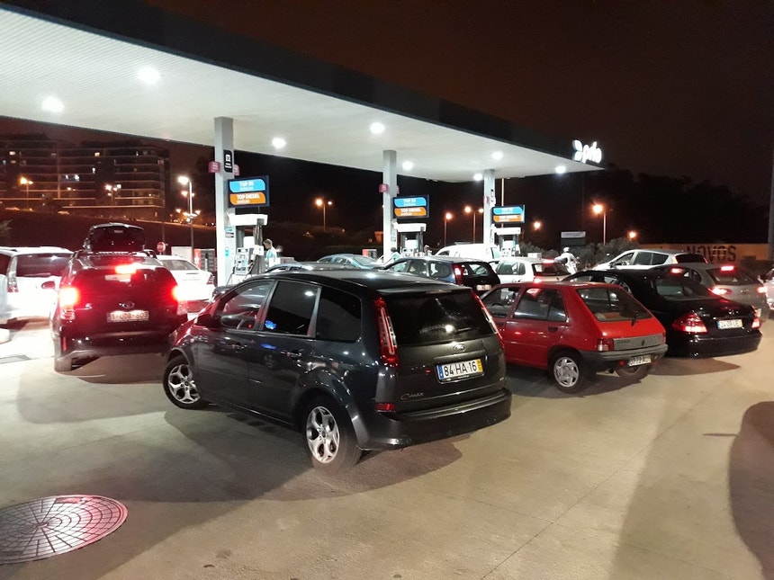 Imagem de Litro da gasolina custa menos dois cêntimos