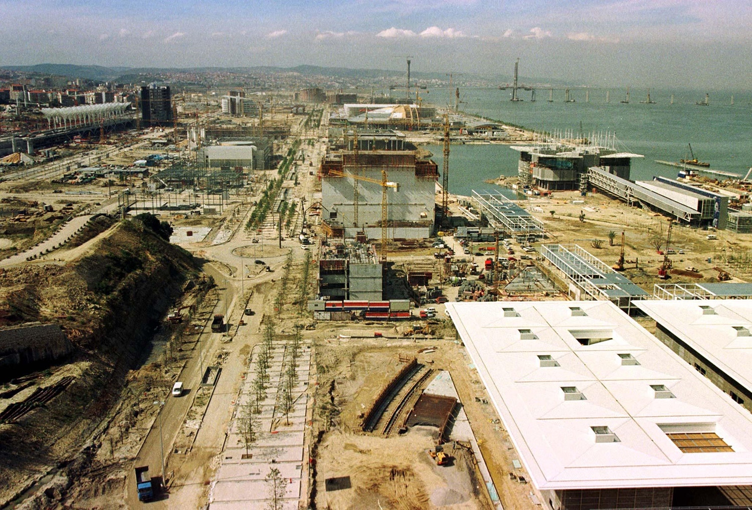  A constru&ccedil;&atilde;o em 1996 /Foto: Jos&eacute; Manuel Ribeiro - Reuters 