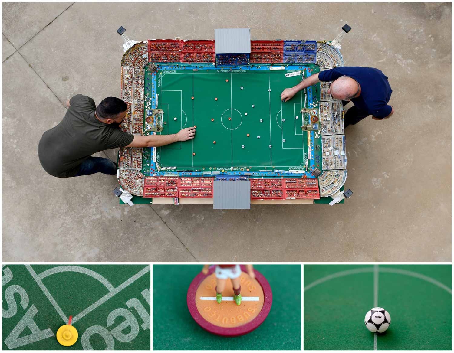  O futebol tamb&eacute;m pode ser jogado na mesa. &Eacute; o caso desta foto onde se v&ecirc; dois homens a jogar em Roma, capital italiana. Foto: Alessandro Bianchi - Reuters 