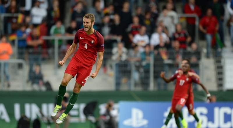 Os jovens futebolistas podem ganhar mais um título europeu para o futebol português 
