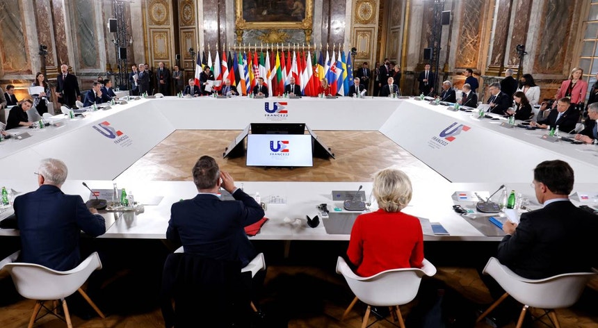 Líderes da União Europeia estiveram reunidos em Versalhes para discutir, entre outros assuntos, a possível adesão da Ucrânia à UE
