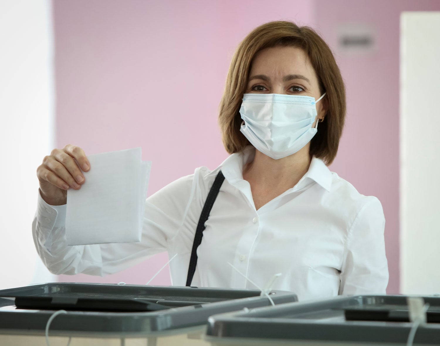 A Presidente da Mold&aacute;via, Maia Sandu, vota nas legislativas de 11 de julho 2021, em Chisinau. Foto - Reuters