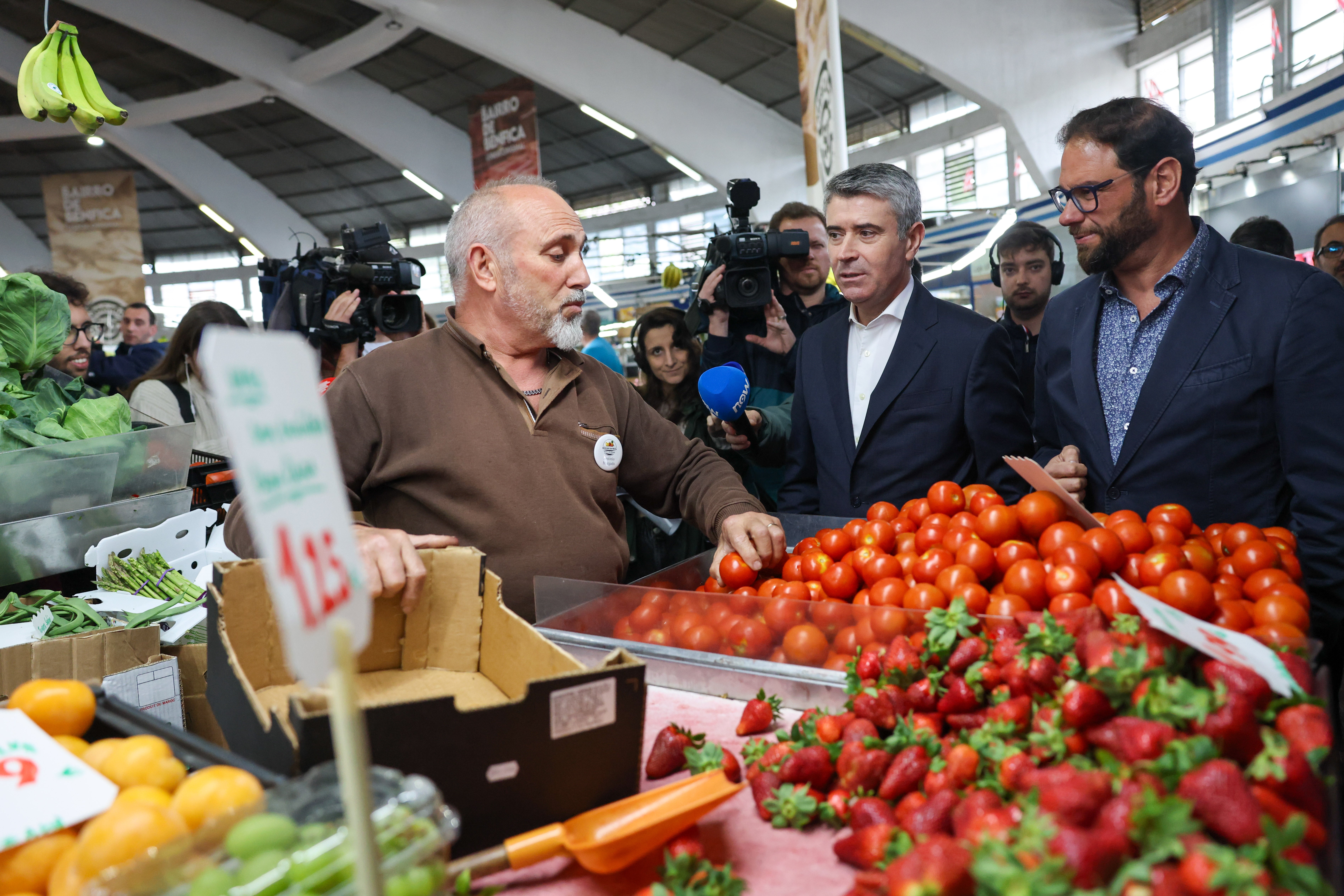 Carneiro não comenta acordo com PSD sobre listas de órgãos externos da AR e acusa Governo de ganhar com sacrifícios