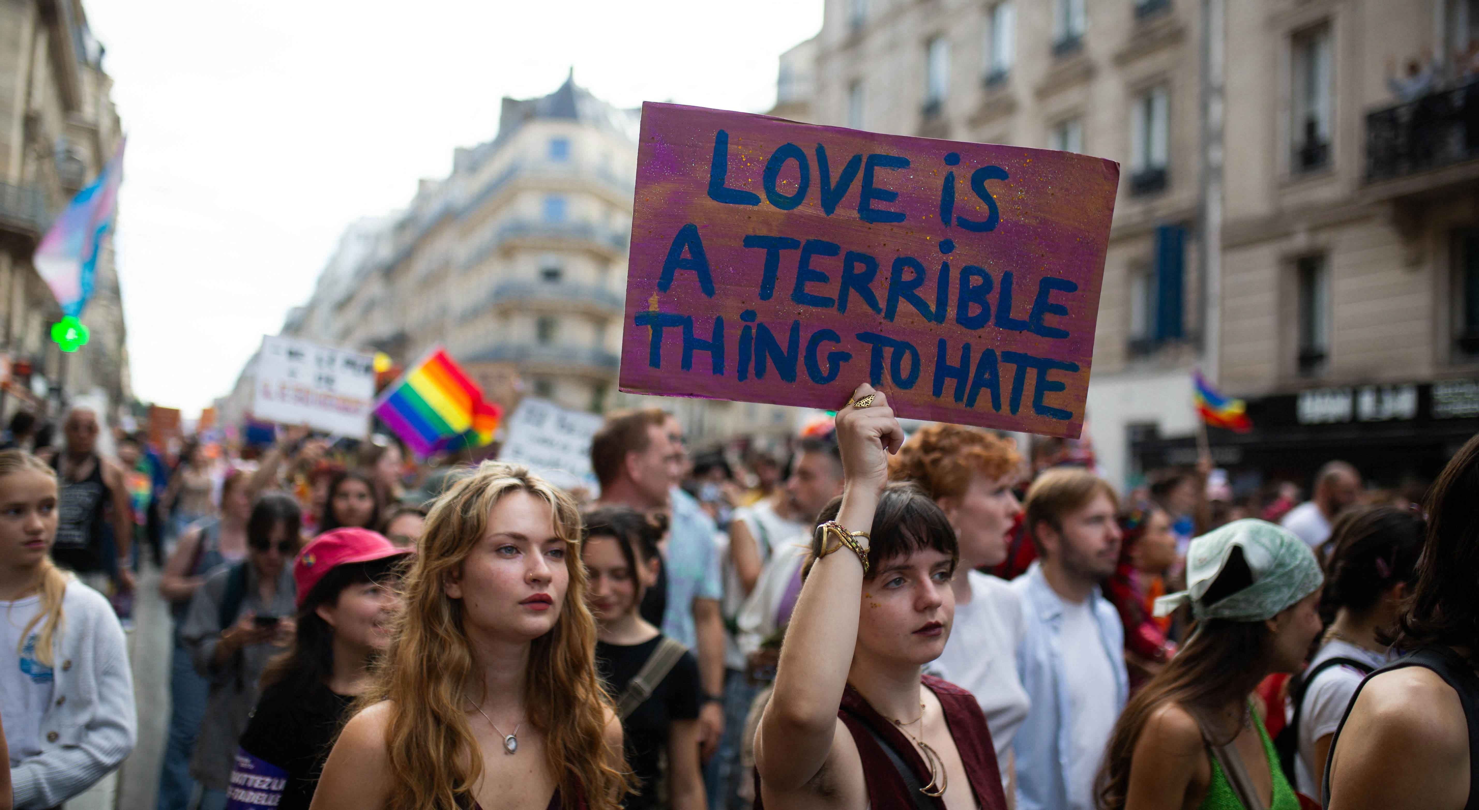 Marcha do orgulho LGBT+ junta milhares em Paris preocupados com extrema-direita