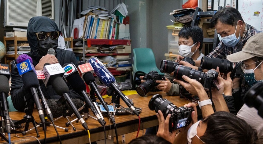 O tribunal condenou os ativistas de Hong Kong acusados de terem entrado ilegalmente em águas territoriais da China
