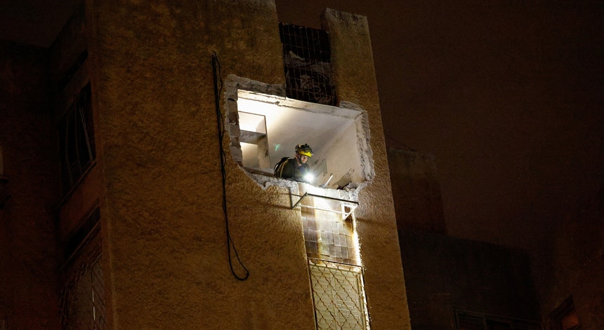 Imagem de Mísseis iranianos continuam a abater-se sobre Israel