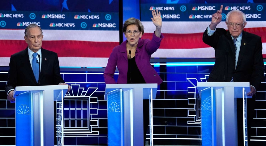 Bloomberg, à esquerda, foi alvo dos ataques de todos os candidatos democratas neste último debate
