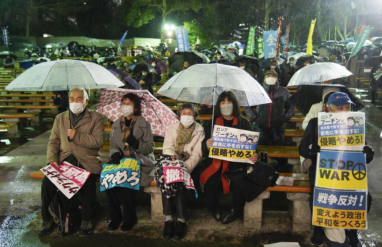  T&oacute;quio. Mesmp debaixo de chuva os manifestantes marcam posi&ccedil;&atilde;o contra a guerra | Kimimasa Mayama - EPA 