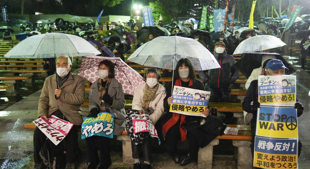  T&oacute;quio. Mesmp debaixo de chuva os manifestantes marcam posi&ccedil;&atilde;o contra a guerra | Kimimasa Mayama - EPA 