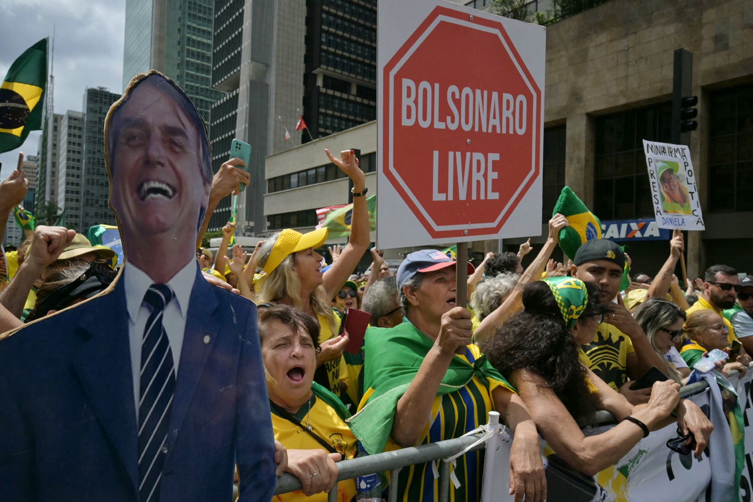 Bolsonaro autorizado a cumprir pena em casa até melhorar condição de saúde