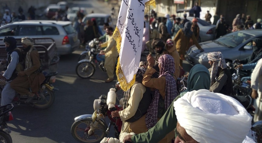 A debandada geral da população após os talibãs tomarem a cidade de Faizabad
