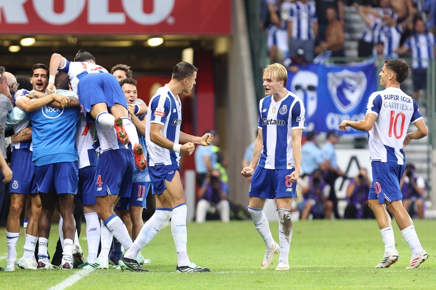 Imagem de FC Porto procura estrear-se a vencer no estádio do Betis
