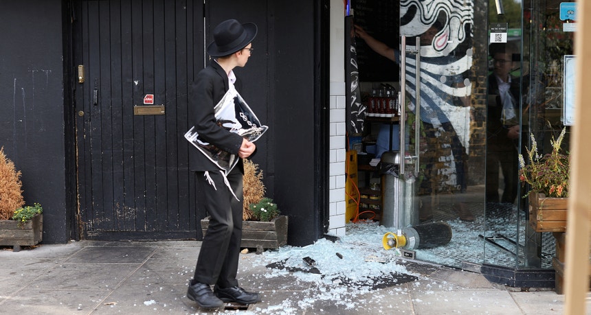 Perto de uma ponte com a inscrição "Palestina Livre" pintada, em Golders Green, na capital londrina, um restaurante kosher foi vandalizado. Londres, Reino Unido, a 9 de outubro
