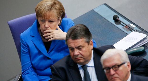 Merkel, com os ministros social-democratas Sigmar Gabriel (centro) e Frank-Walter Steinmeier

