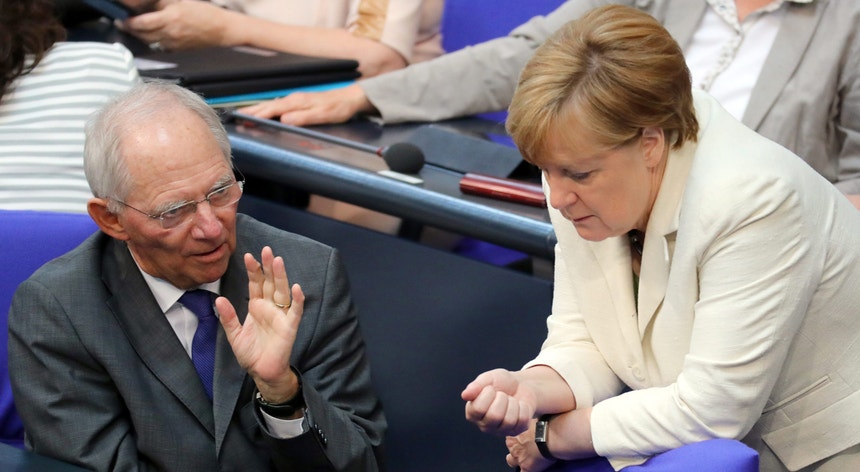 Angela Merkel conversa com o ministro alemão das Finanças, Wolfgang Schäuble, durante a sessão parlamentar da manhã desta terça-feira
