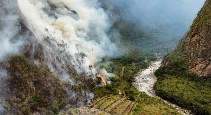 Pérou.  Le feu de forêt amène le Machu Picchu.  en danger