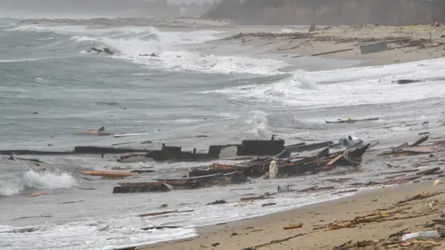 O mar agitado explica o naufrágio
