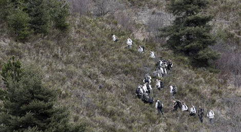 O acesso ao local da queda do voo 9525 leva três horas a pé, por trilhos de montanha (Foto: Reuters) O acesso ao local da queda do voo 9525 leva três horas a pé, por trilhos de montanha (Foto: Reuters)