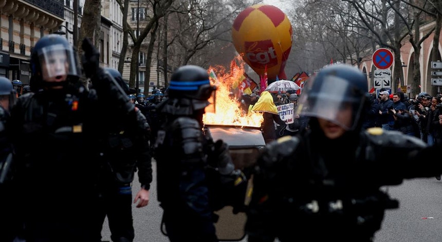 Os franceses voltam às ruas para protestar contra o sistema de pensões proposto pelo governo
