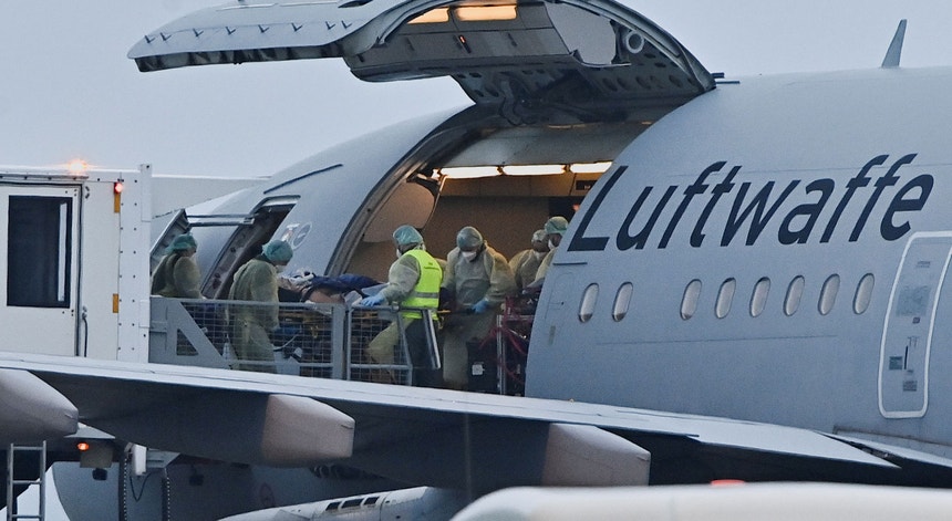 Um avião da Luftwaffe recebe doentes Covid-19 em Memmingen, no sul da Alemanha, para os transportar para a Renânia do Norte-Vestefália, devido à pressão pandémica nos hospitais do sul
