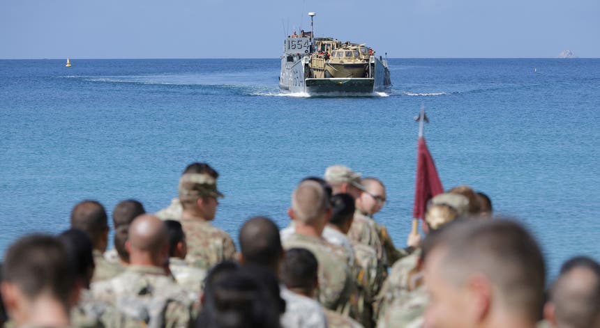 Soldados da 602ª Companhia dos EUA estão a evacuar da ilha de Saint Thomas antes da chegada do furacão Maria: Foto: Jonathan Drake - Reuters Soldados da 602ª Companhia dos EUA estão a evacuar da ilha de Saint Thomas antes da chegada do furacão Maria: Foto: Jonathan Drake - Reuters