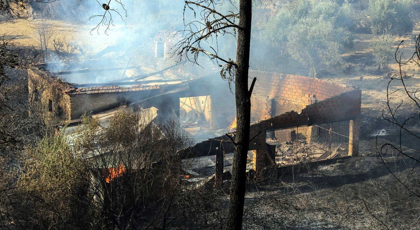 Seis bombeiros de Leiria feridos, um deles com gravidade, no fogo em Oleiros