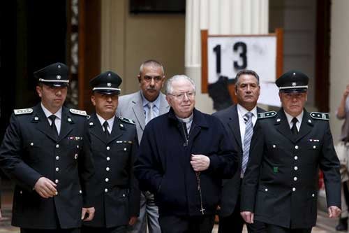 O sacerdote Fernando Karadima em novembro de 2015, a abandonar o Supremo Tribunal de Santiago, onde respondeu a alega&ccedil;&otilde;es de abusos sexual de adolescentes referindo ser inocente. Foto: Reuters