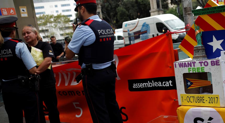 Mossos de Esquadra junto a uma mesa de voto simbólica nas ruas de Barcelona. Foto: Jon Nazca - Reuters Mossos de Esquadra junto a uma mesa de voto simbólica nas ruas de Barcelona. Foto: Jon Nazca - Reuters