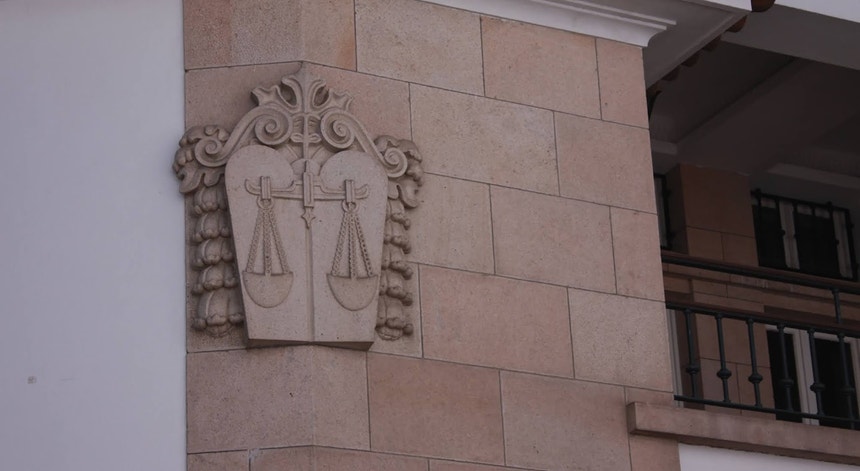 Imagem de Tribunal de São João Novo no Porto evacuado devido a ameaça de bomba