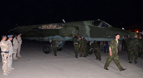 Um avi&atilde;o russo Sukhoi SU-25 entregue por soldados russos na base iraquiana de al-Muthanna, em Bagdade dia 28 de junho 2014 (foto Reuters)