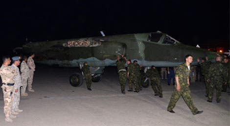 Um avião russo Sukhoi SU-25 entregue por soldados russos na base iraquiana de al-Muthanna, em Bagdade dia 28 de junho 2014 (foto Reuters) Um avião russo Sukhoi SU-25 entregue por soldados russos na base iraquiana de al-Muthanna, em Bagdade dia 28 de junho 2014 (foto Reuters)